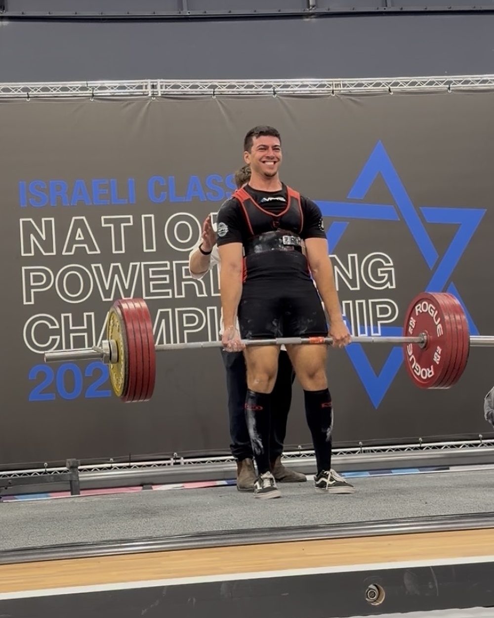 פלג הדדי נועל דדליפט על הבמה באליפות ישראל בפאוורליפטינג